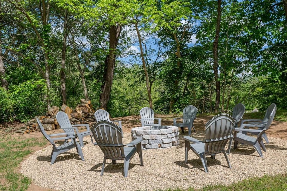 Waterfront 5 Br Pool Hot Tub Pavilion Fire Pit House in Massanutten