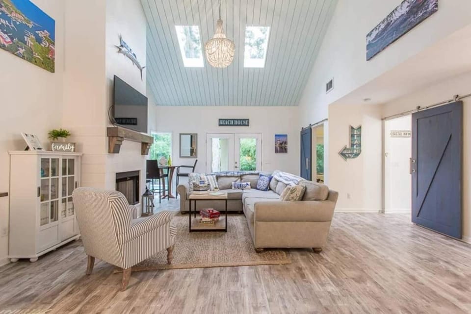 Dreamy HHI Escape Pool w Swim-Up Bar Hot Tub House in Hilton Head Island