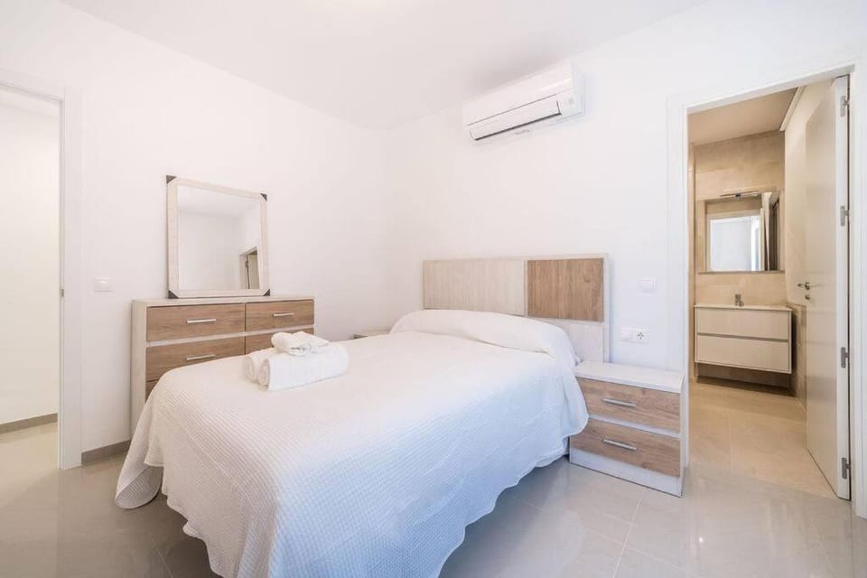 Bedroom, air conditioner