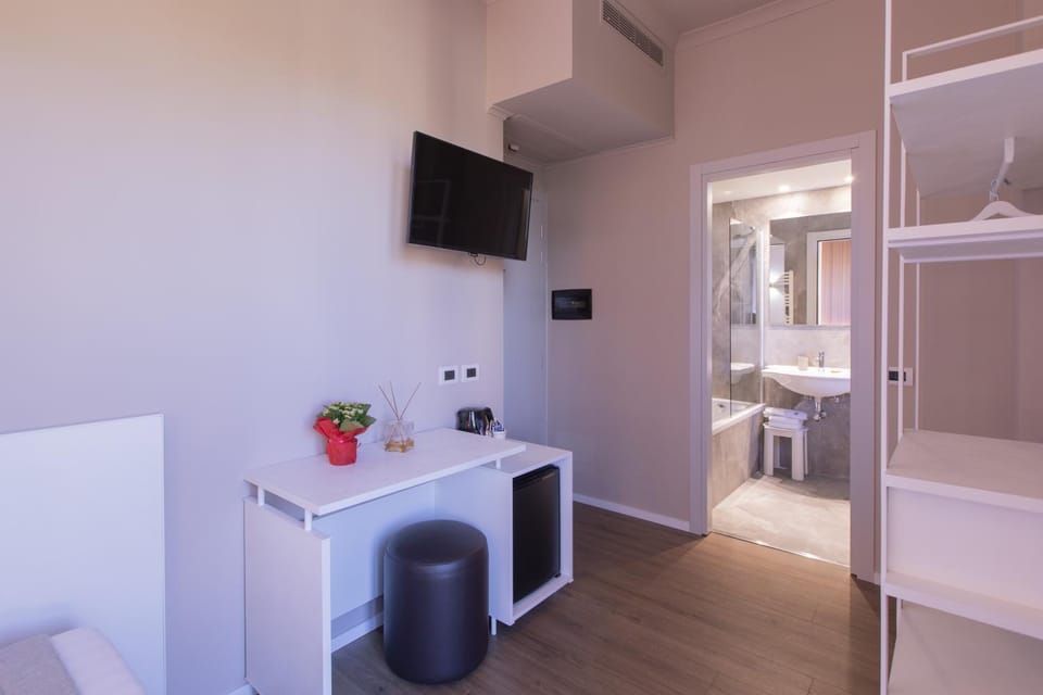Coffee/tea facilities, Bedroom, minibar