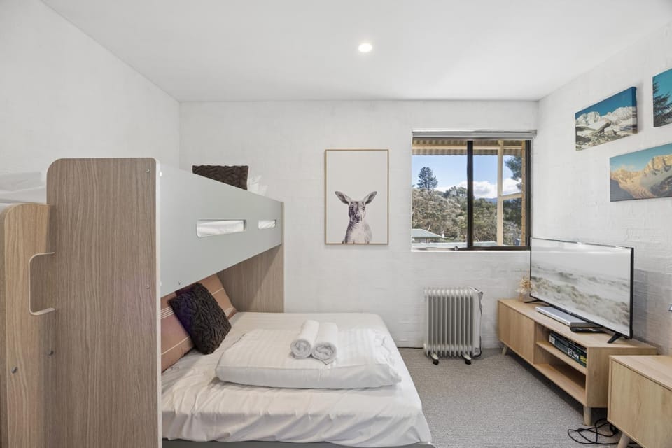 Bed, TV and multimedia, Bedroom, wardrobe