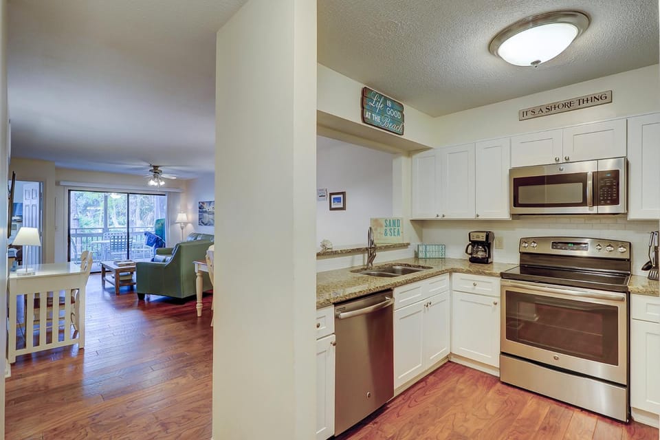 First Floor Flat near parking King Bed two twins Bikes & Beach Gear included House in South Forest Beach