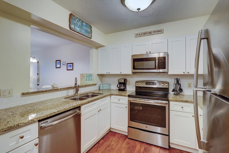 First Floor Flat near parking King Bed two twins Bikes & Beach Gear included House in South Forest Beach