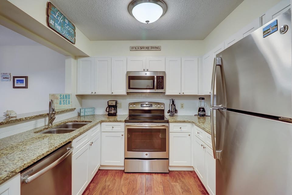 First Floor Flat near parking King Bed two twins Bikes & Beach Gear included House in South Forest Beach