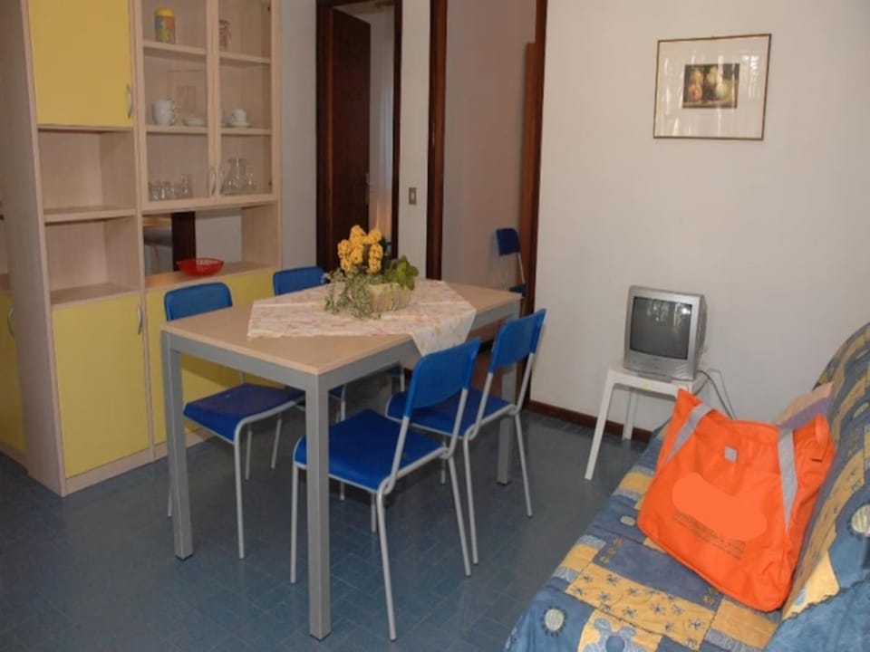 Communal lounge/ TV room, TV and multimedia, Decorative detail, Dining area