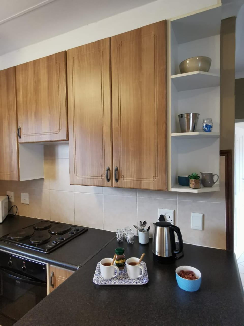 Coffee/tea facilities, Kitchen or kitchenette, stove