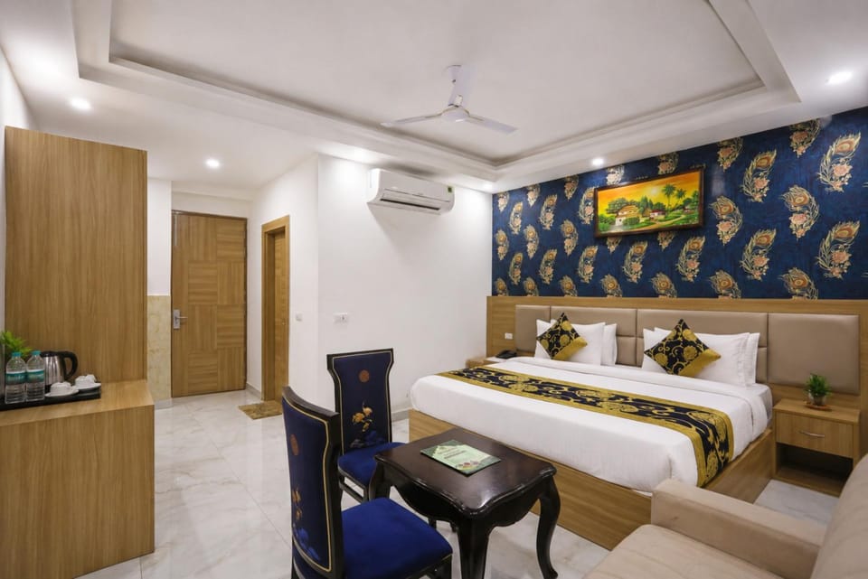 Bed, TV and multimedia, Kitchen or kitchenette, Living room, Photo of the whole room, Seating area, Dining area, Bedroom, fireplace, wardrobe, air conditioner