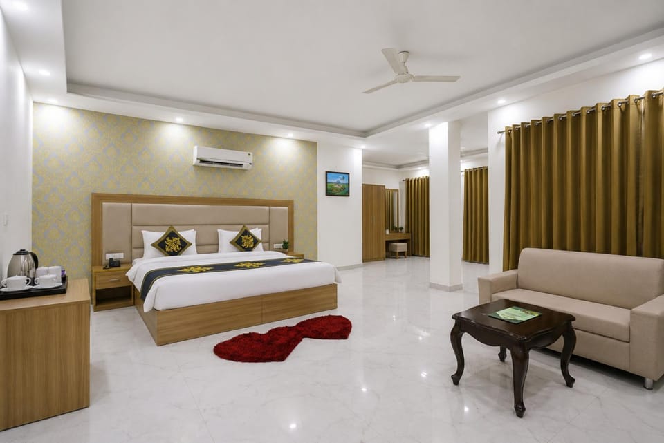 Bed, TV and multimedia, Coffee/tea facilities, Kitchen or kitchenette, Living room, Photo of the whole room, Seating area, Bedroom, fireplace, air conditioner