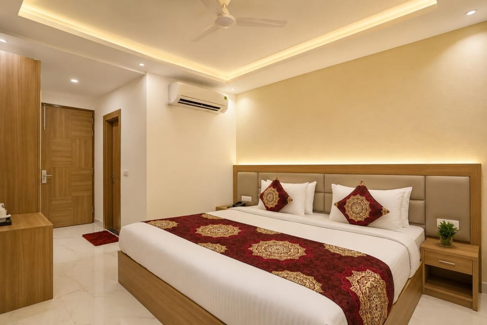 Bed, Photo of the whole room, Bedroom, fireplace, wardrobe, air conditioner