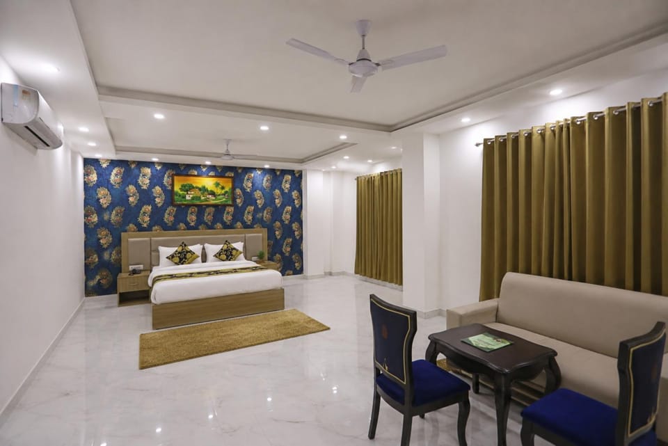 Bed, TV and multimedia, Living room, Photo of the whole room, Seating area, Dining area, Bedroom, fireplace, air conditioner