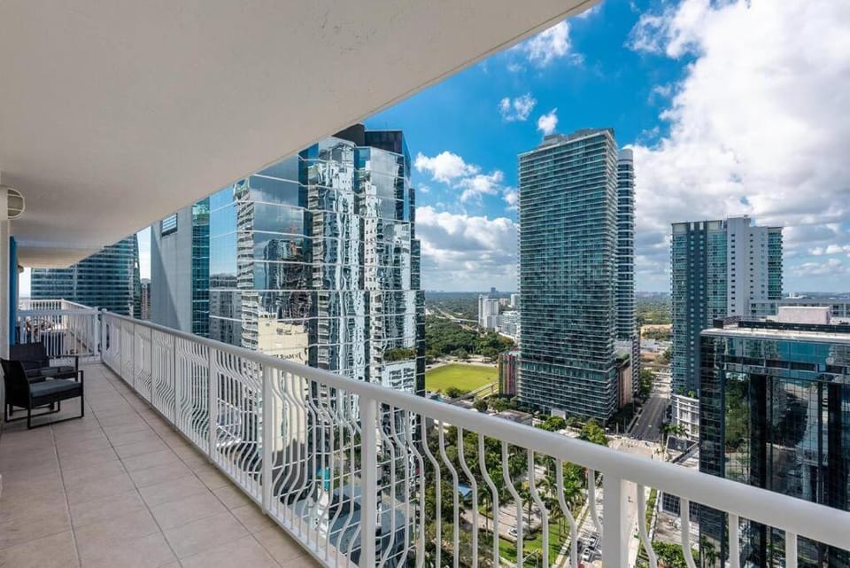 Luxury 3BR Brickell Condo- Free Parking- Pool & Spa - Walk to Brickell City Centre- Sleeps 8 Apartment in Brickell