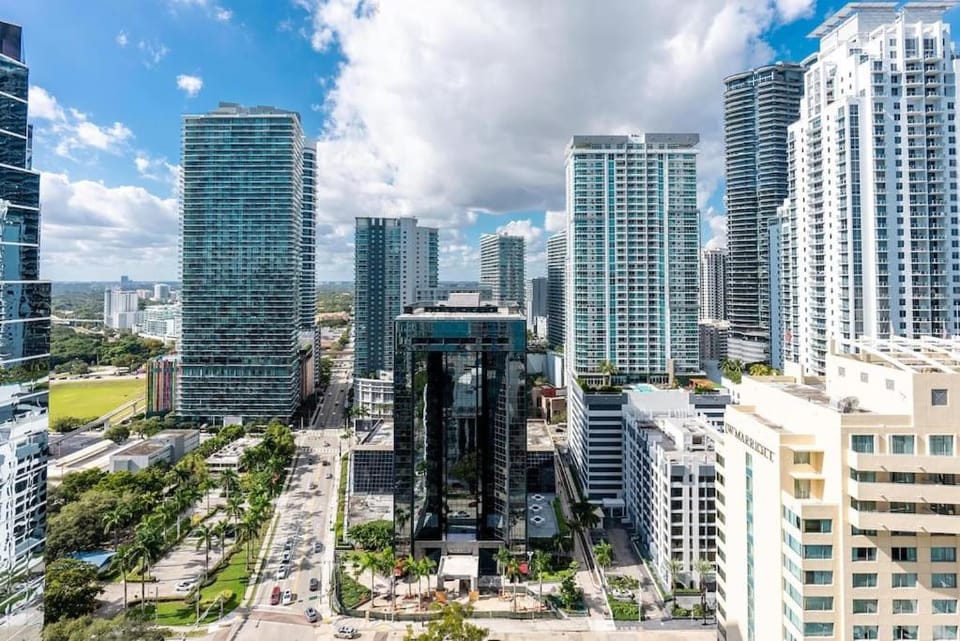 Luxury 3BR Brickell Condo- Free Parking- Pool & Spa - Walk to Brickell City Centre- Sleeps 8 Apartment in Brickell