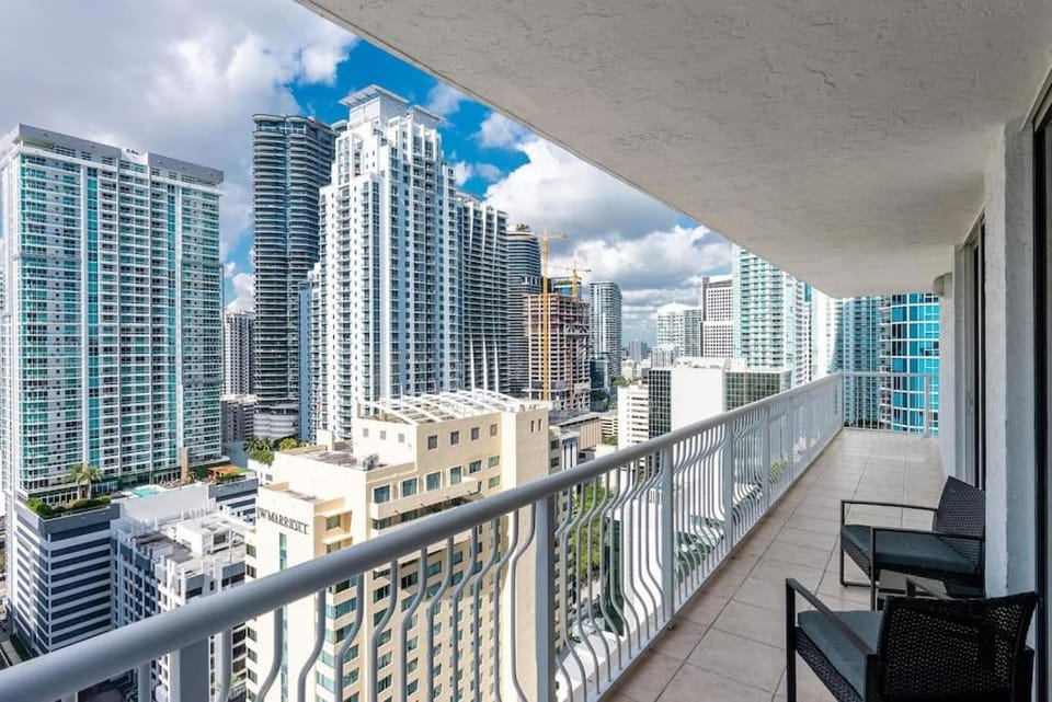 Luxury 3BR Brickell Condo- Free Parking- Pool & Spa - Walk to Brickell City Centre- Sleeps 8 Apartment in Brickell