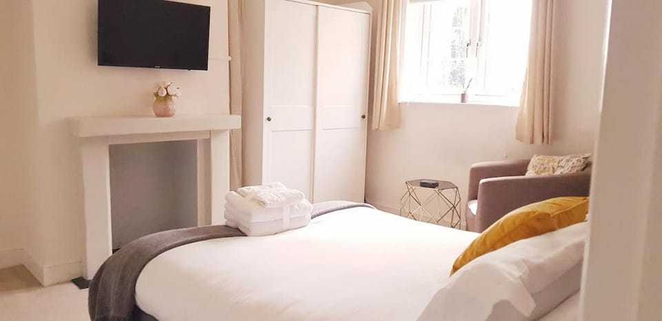 TV and multimedia, Photo of the whole room, Seating area, Bedroom