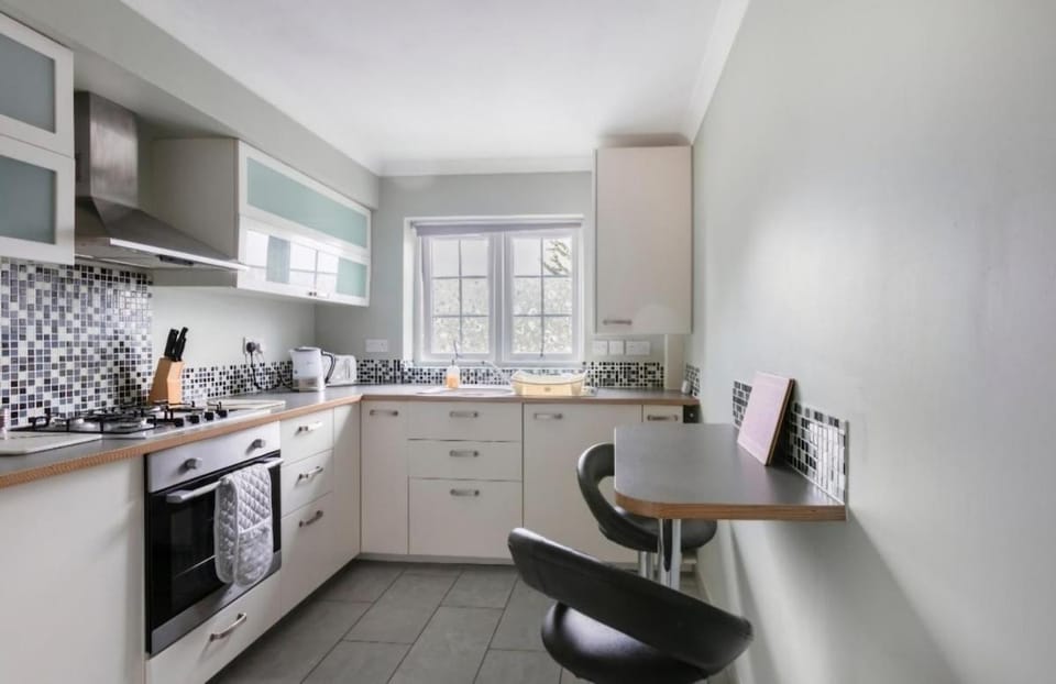 Kitchen or kitchenette, Dining area, oven, stove