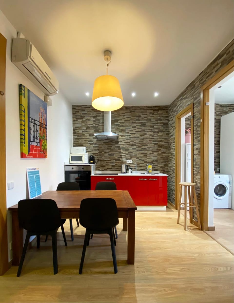 Kitchen or kitchenette, Dining area
