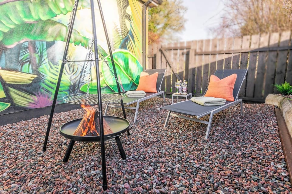 Patio, Garden, Garden view, sunbed