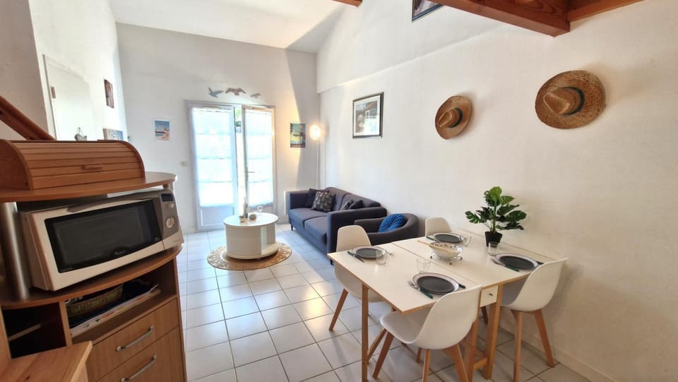 TV and multimedia, Kitchen or kitchenette, Living room, Seating area, Dining area