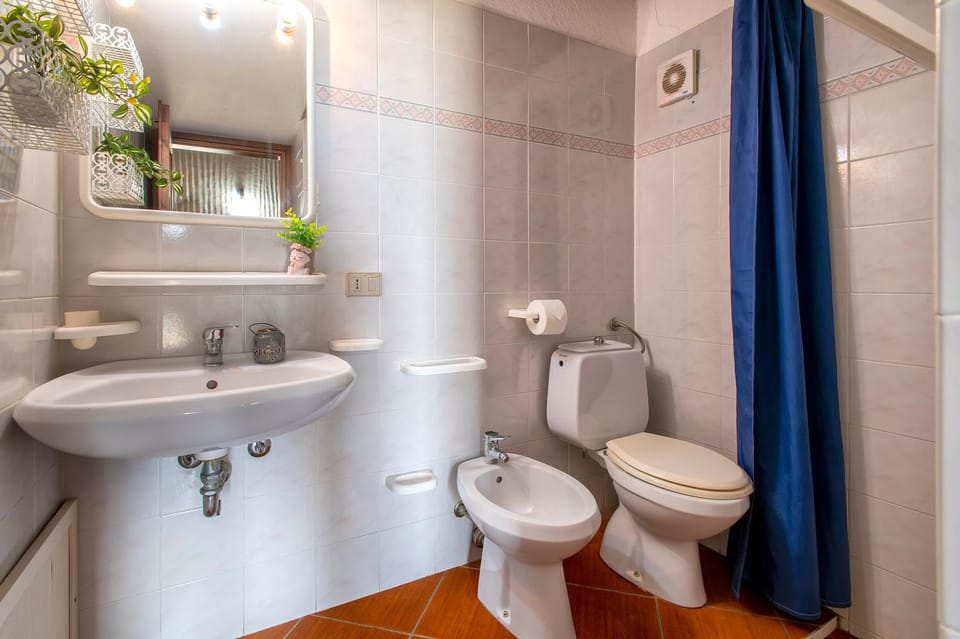 Bathroom, Living room