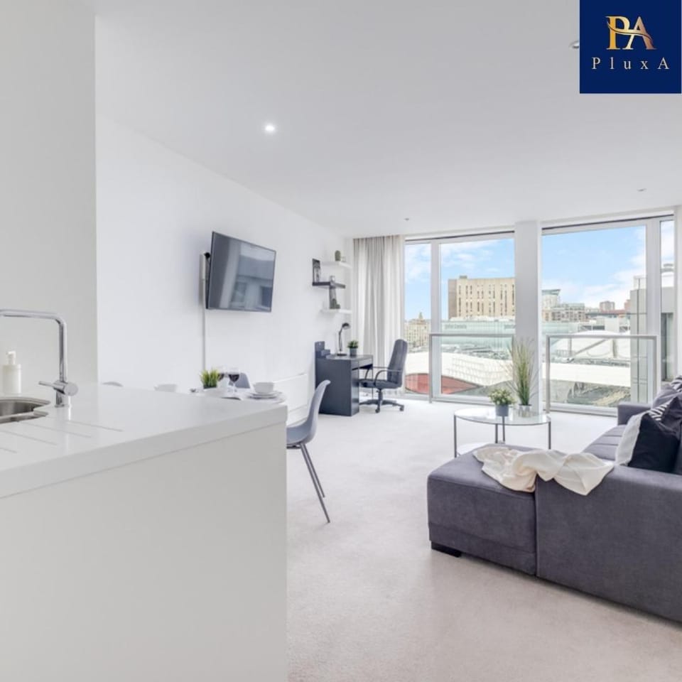 Pluxa Grand Plaza Iconic City Views Apartment in Birmingham