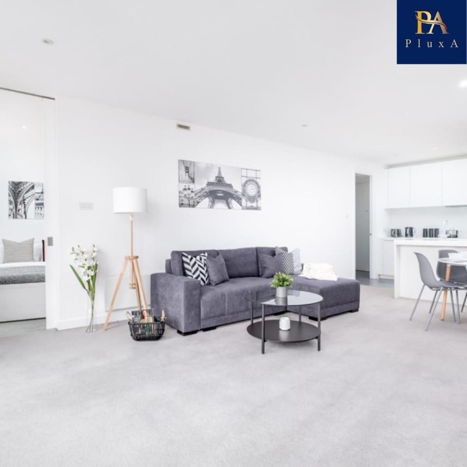 Pluxa Grand Plaza Iconic City Views Apartment in Birmingham