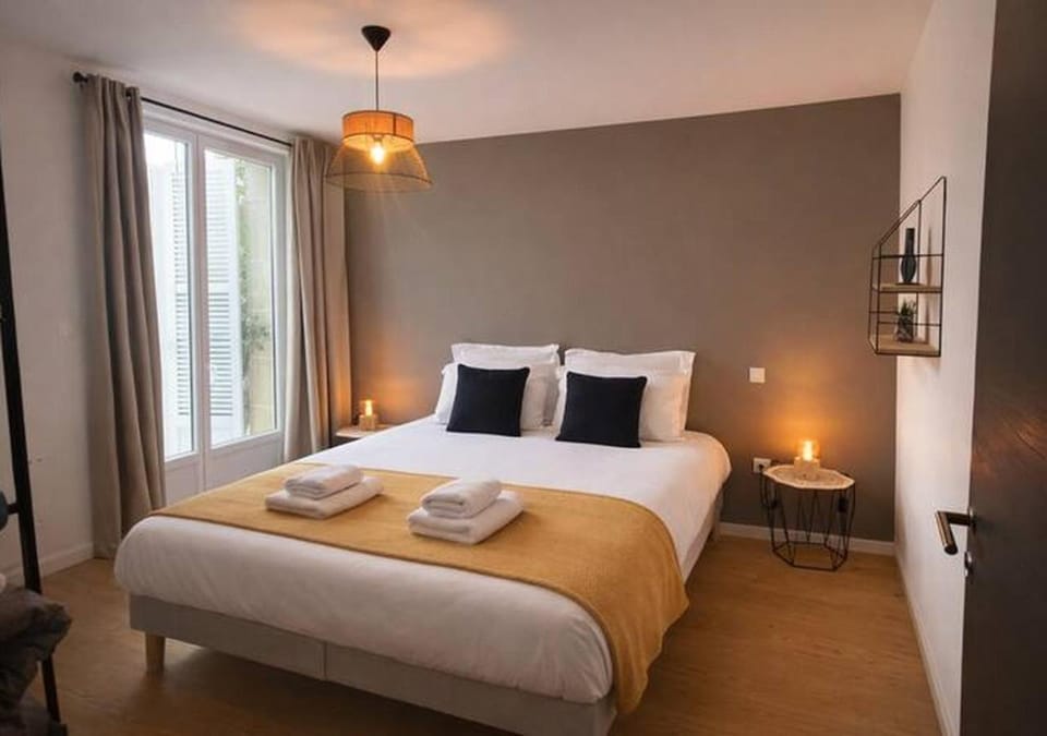 Bed, Bedroom, towels