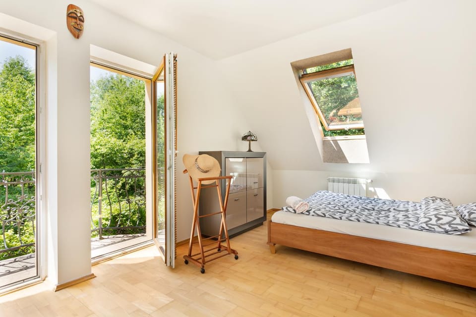 View (from property/room), Bedroom, Garden view, Lake view