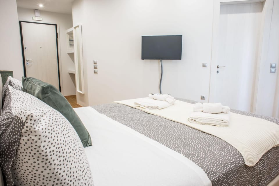Bed, TV and multimedia, Photo of the whole room, Bedroom