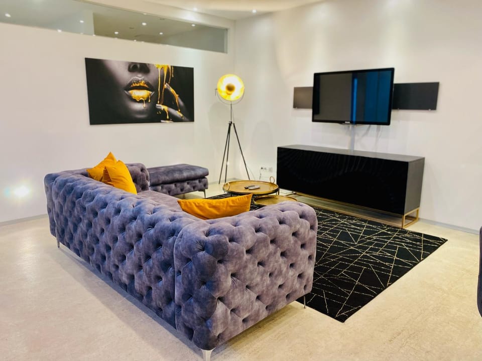 Communal lounge/ TV room, TV and multimedia, Living room, Seating area, Evening entertainment