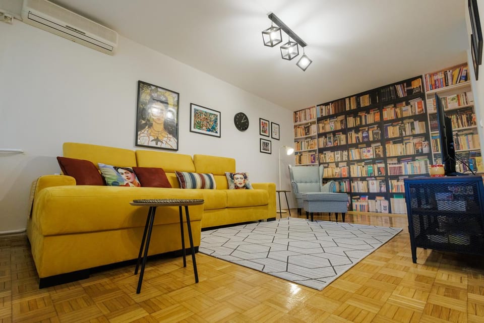 TV and multimedia, Living room, Seating area, air conditioner