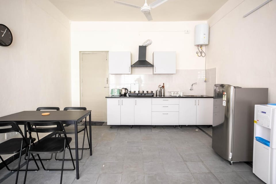 Coffee/tea facilities, Kitchen or kitchenette, Dining area, kitchen