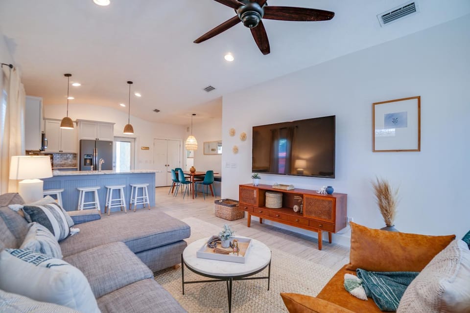 TV and multimedia, Living room, Decorative detail, Seating area, Dining area, fireplace, locker, kitchen