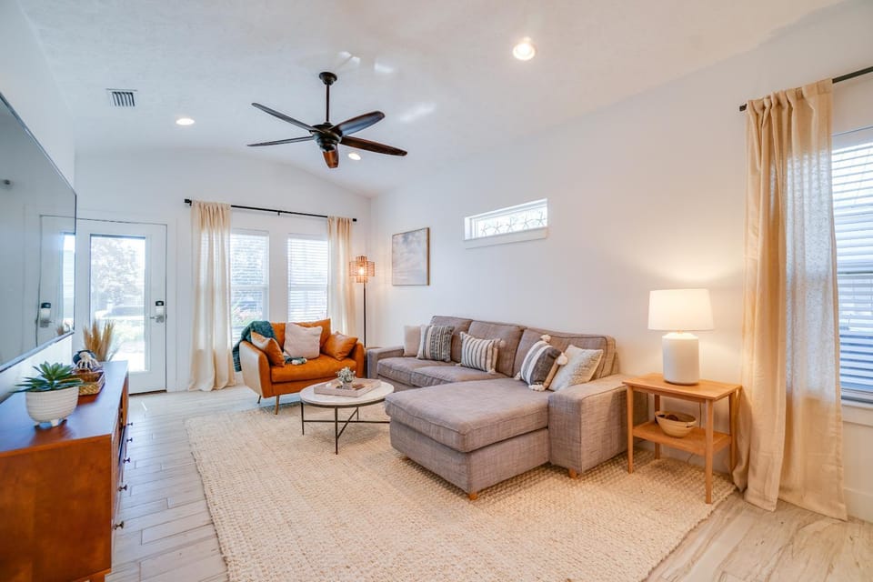 TV and multimedia, Living room, Decorative detail, Seating area, fireplace, locker