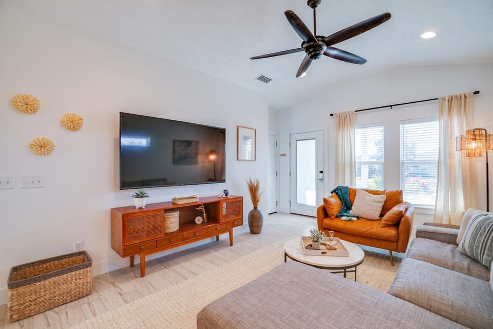 TV and multimedia, Living room, Decorative detail, Seating area, fireplace, locker