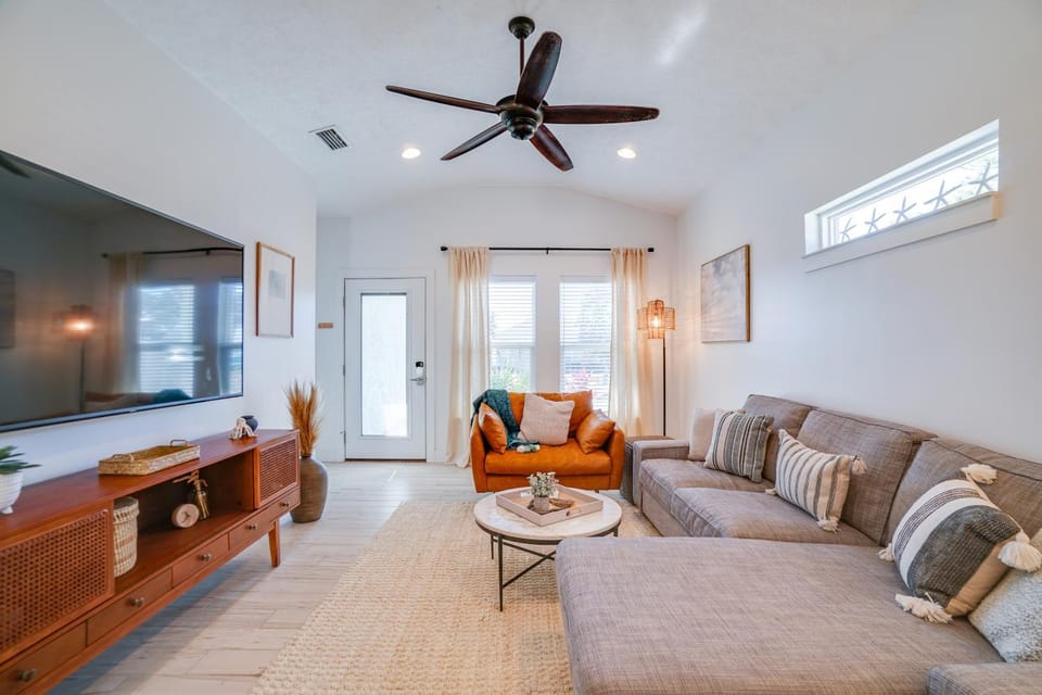 TV and multimedia, Living room, Decorative detail, Seating area, fireplace, locker