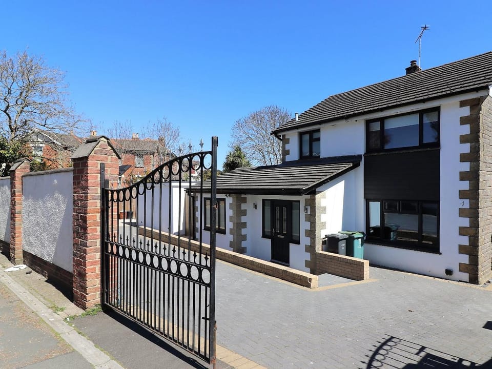 Property building, Facade/entrance, Off site