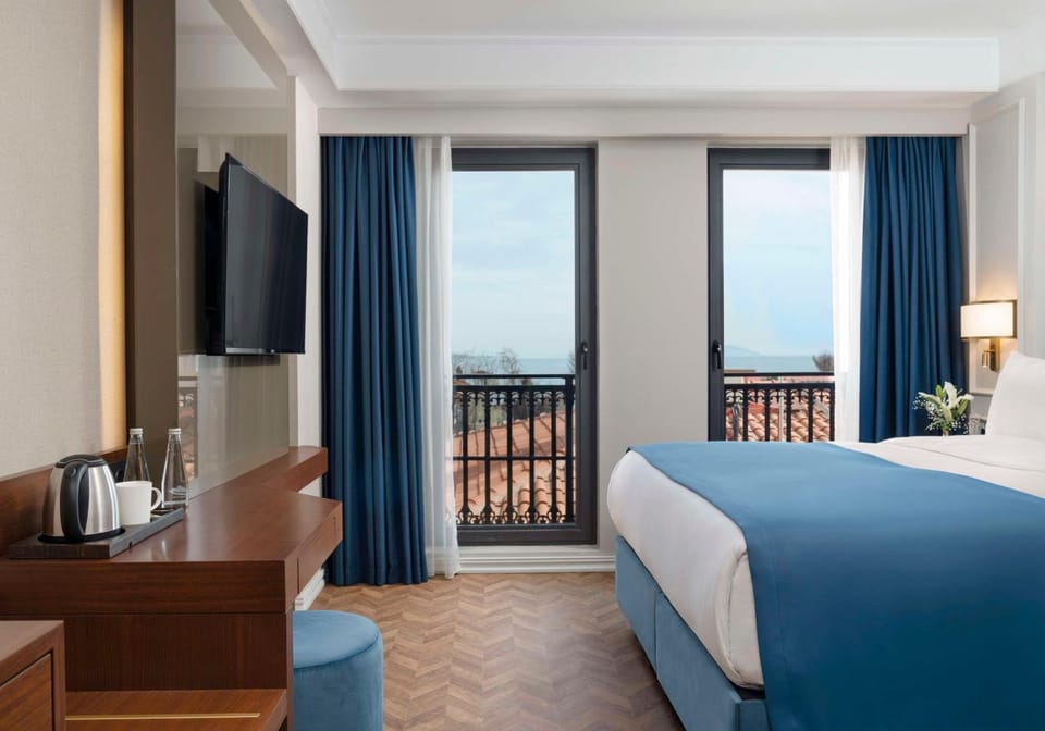 Bed, TV and multimedia, View (from property/room), Photo of the whole room, Bedroom