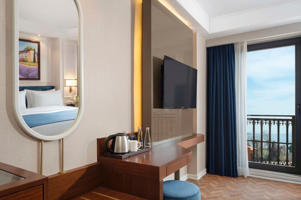 TV and multimedia, View (from property/room), Bedroom, Sea view