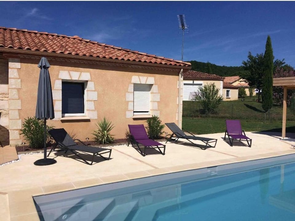 Pool view, Swimming pool, sunbed