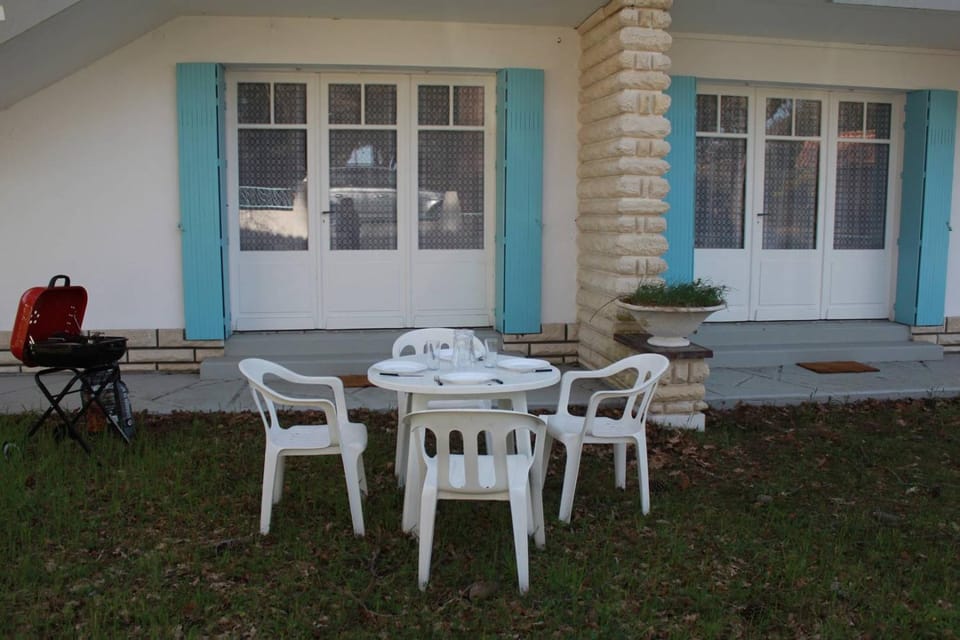 Property building, Patio, Day, Dining area