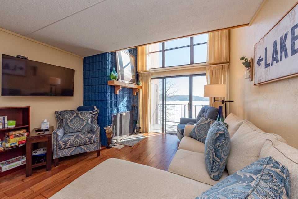 505F - Lakefront 3 Level Condo with 3 Bedrooms, 2 Baths House in Shenandoah Valley