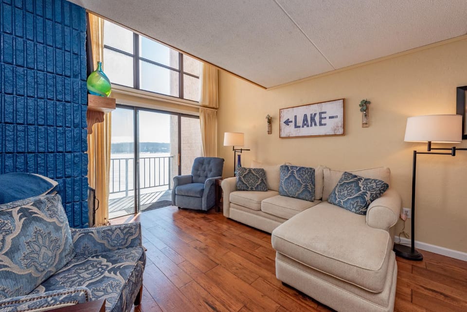 505F - Lakefront 3 Level Condo with 3 Bedrooms, 2 Baths House in Shenandoah Valley