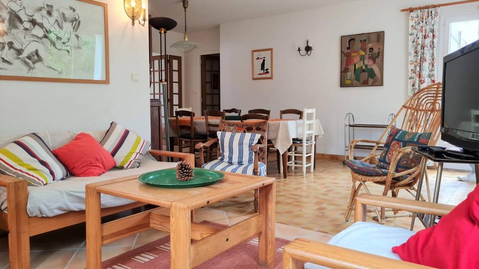 TV and multimedia, Living room, Seating area, Dining area