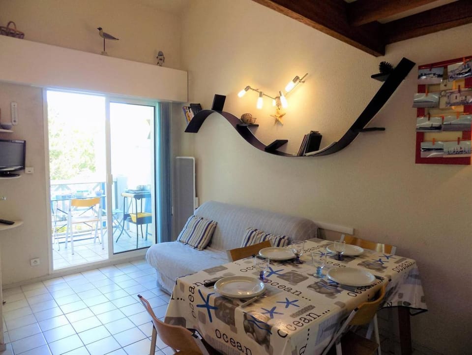 Living room, Decorative detail, Seating area, Dining area