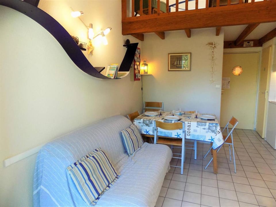Living room, Decorative detail, Seating area, Dining area