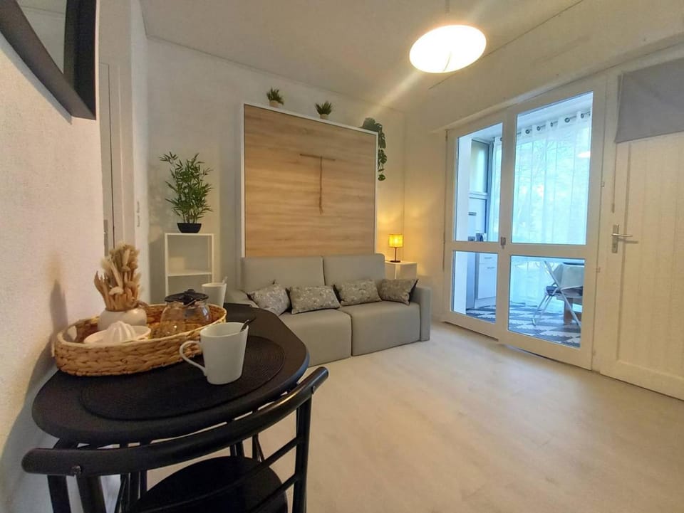 Living room, Decorative detail, Seating area, Dining area, hair dresser