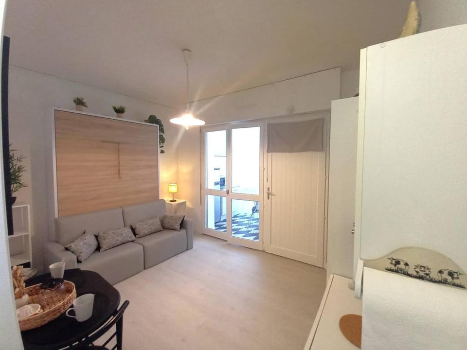 Living room, Decorative detail, Seating area, Dining area, hair dresser