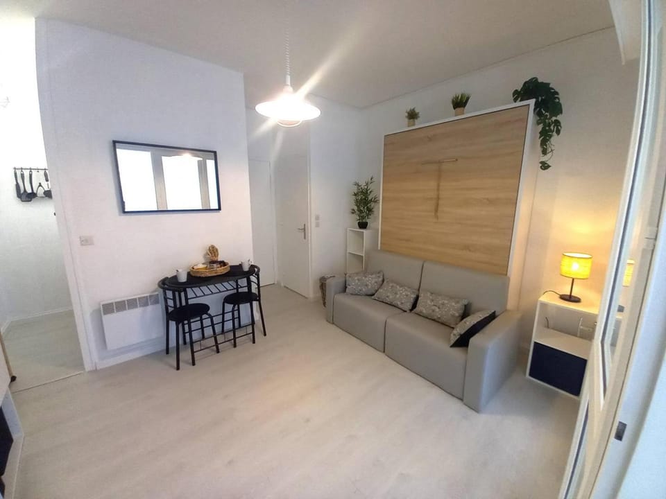 Bed, Living room, Decorative detail, Seating area, Dining area, hair dresser
