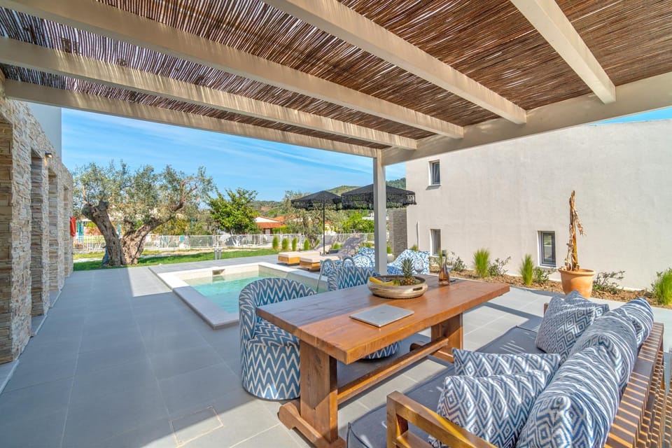 Patio, Seating area, Dining area, Swimming pool, sunbed