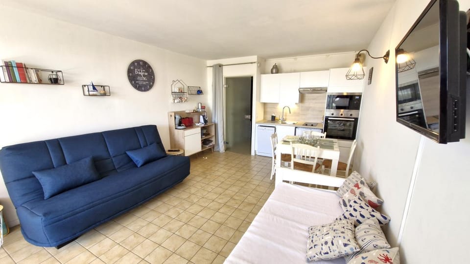 TV and multimedia, Kitchen or kitchenette, Living room, Seating area, Dining area, stove